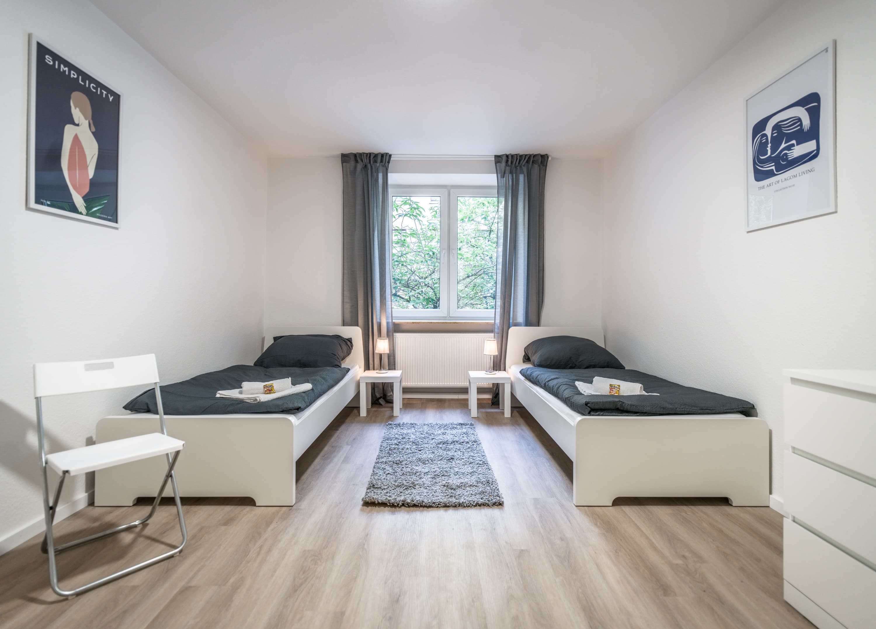 Voll ausgestattetes Schlafzimmer in einer RelaxStay24 Monteurwohnung mit zwei Einzelbetten